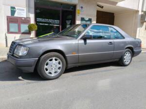 Image 28/35 of Mercedes-Benz E 200 (1995)