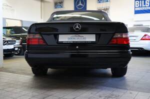 Image 16/36 of Mercedes-Benz E 320 (1995)