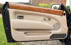 Image 25/50 of Bentley Azure (2007)