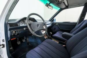 Image 9/50 of Mercedes-Benz 200 (1986)