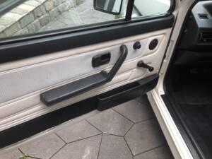 Immagine 4/22 di Volkswagen Golf Mk I Convertible 1.8 (1989)