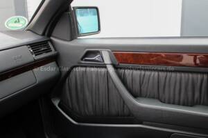 Image 7/33 of Mercedes-Benz E 200 (1994)