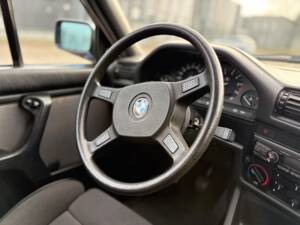 Image 8/27 de BMW 320i (1989)