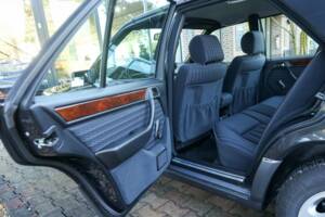 Image 41/50 of Mercedes-Benz 200 E (1992)