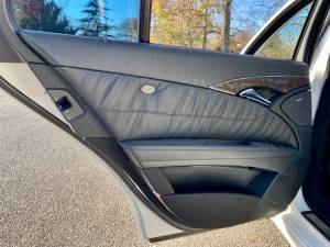 Image 33/47 of Mercedes-Benz E 63 AMG (2006)