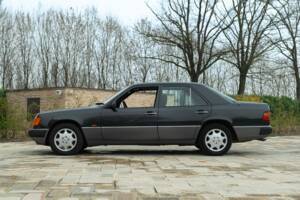 Image 5/49 of Mercedes-Benz 320 E (1993)