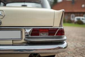 Image 16/42 of Mercedes-Benz 220 SE b (1965)