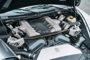 Image 2/18 of Aston Martin V12 Vanquish (2003)