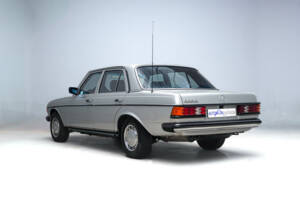 Image 8/25 of Mercedes-Benz 300 D (1985)