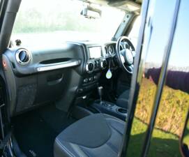 Image 23/50 de Jeep Wrangler Sahara 4.0L (2014)
