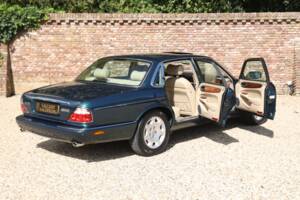Bild 45/50 von Jaguar XJ 8 4.0 Executive (2001)