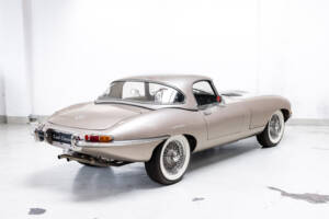 Image 7/35 de Jaguar E-Type (1968)