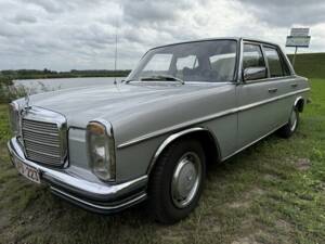 Image 4/8 of Mercedes-Benz 230/4 (1975)