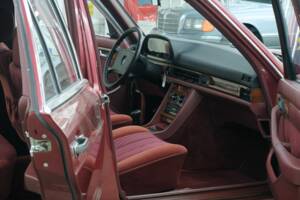 Bild 30/50 von Mercedes-Benz 260 SE (1990)