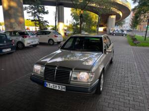 Bild 1/13 von Mercedes-Benz 260 E (1989)