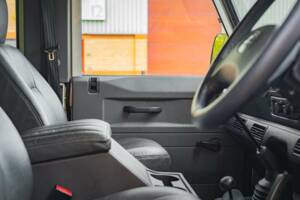 Image 27/41 of Land Rover Defender 90 "50th Anniversary" (1999)