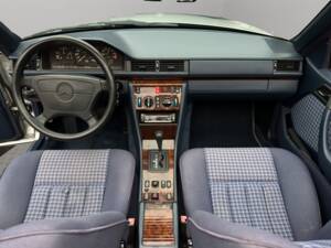 Image 13/21 de Mercedes-Benz E 200 (1995)