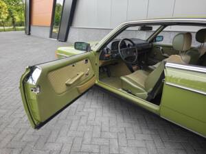 Immagine 27/50 di Mercedes-Benz 230 CE (1982)