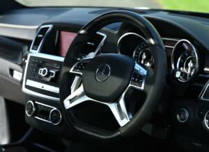 Image 30/49 of Mercedes-Benz ML 63 AMG (2013)