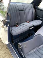 Image 23/24 de Mercedes-Benz 230 CE (1985)