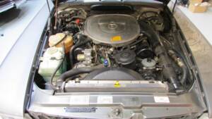 Afbeelding 13/17 van Mercedes-Benz 560 SL (1987)