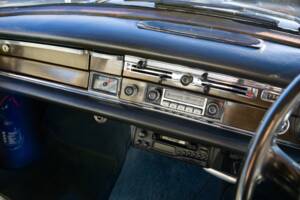 Image 22/29 de Mercedes-Benz 220 SE b (1966)