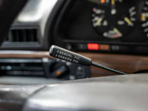 Immagine 14/40 di Mercedes-Benz 380 SE (1985)