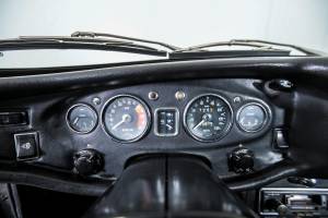 Image 35/50 of MG MGC GT (1969)