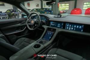 Image 16/23 de Porsche Taycan GTS Sport Turismo (2022)