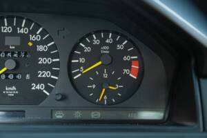 Image 39/46 de Mercedes-Benz 300 CE (1988)