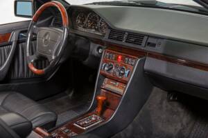 Bild 25/31 von Mercedes-Benz E 320 (1993)