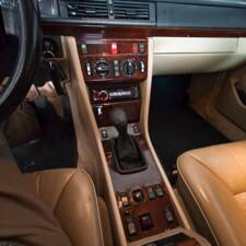 Image 21/22 of Mercedes-Benz E 220 (1996)