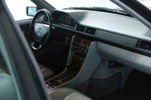 Bild 25/50 von Mercedes-Benz 500 E (1993)