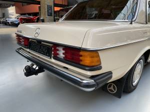 Afbeelding 7/40 van Mercedes-Benz 230 E (1983)