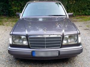 Mercedes-Benz E 200 W124 in Bornit Metallic – direkte Frontansicht
