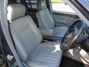 Bild 26/31 von Mercedes-Benz 260 E Lang (1991)