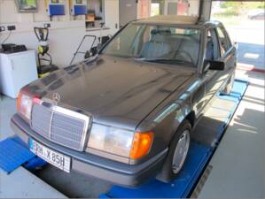 Image 81/92 de Mercedes-Benz 200 D (1989)