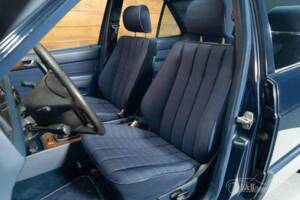 Imagen 11/19 de Mercedes-Benz 190 D (1990)