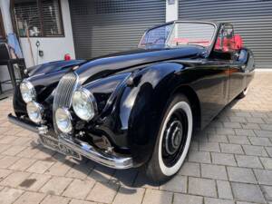 Image 2/37 de Jaguar XK 120 DHC (1954)