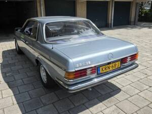 Bild 7/8 von Mercedes-Benz 230 CE (1983)