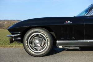 Immagine 21/35 di Chevrolet Corvette Sting Ray Convertible (1965)