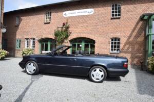 Image 2/15 of Mercedes-Benz E 200 (1997)