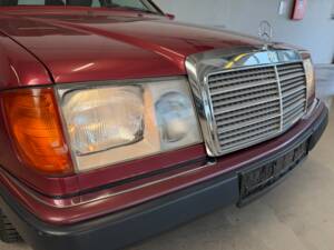 Image 17/21 of Mercedes-Benz 230 E (1992)