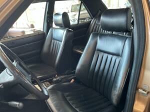 Bild 5/22 von Mercedes-Benz 300 E 4-Matic (1988)