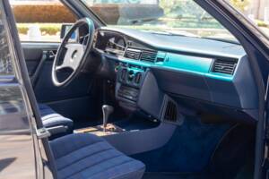 Bild 66/69 von Mercedes-Benz 190 E (1988)