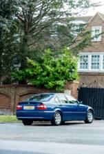 Image 18/38 of BMW 325i (2002)