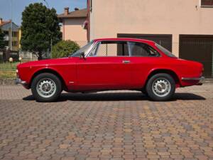 Image 8/45 of Alfa Romeo Giulia GT 1300 Junior (1973)