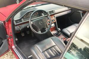 Image 33/50 of Mercedes-Benz E 220 (1994)