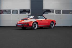 Image 2/29 of Porsche 911 Carrera 3.2 (1989)