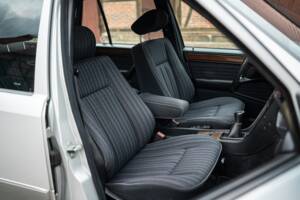 Imagen 44/72 de Mercedes-Benz 250 TD (1991)